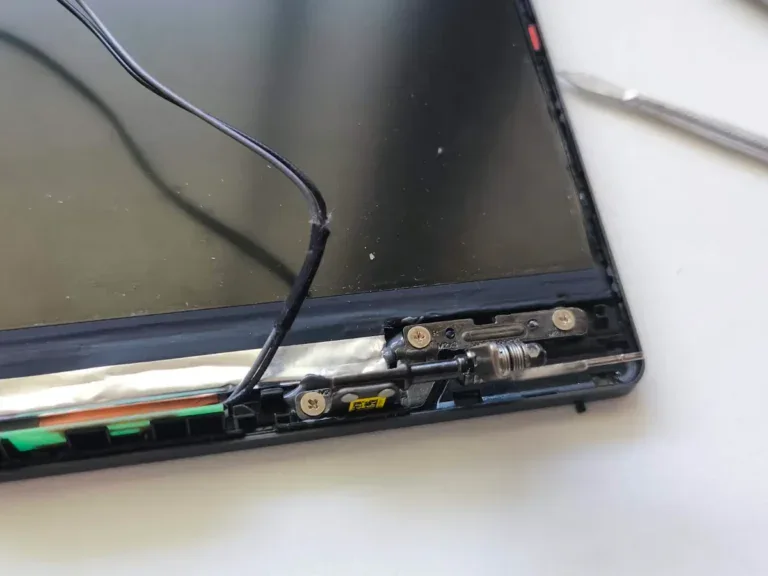 Pánty a flex kábel displeja notebooku pri výmene