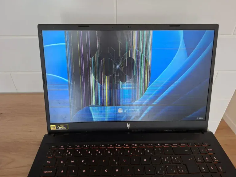 Poškodený displej notebooku HP pred výmenou