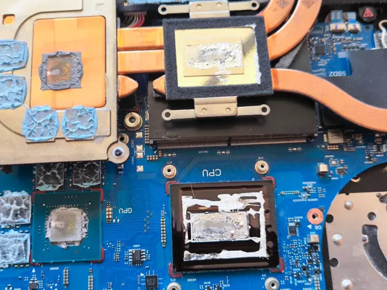 Procesor a grafický čip notebooku pred výmenou teplovodivej pasty