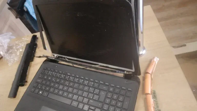 Vylomený pánt a uvoľnený displej notebooku