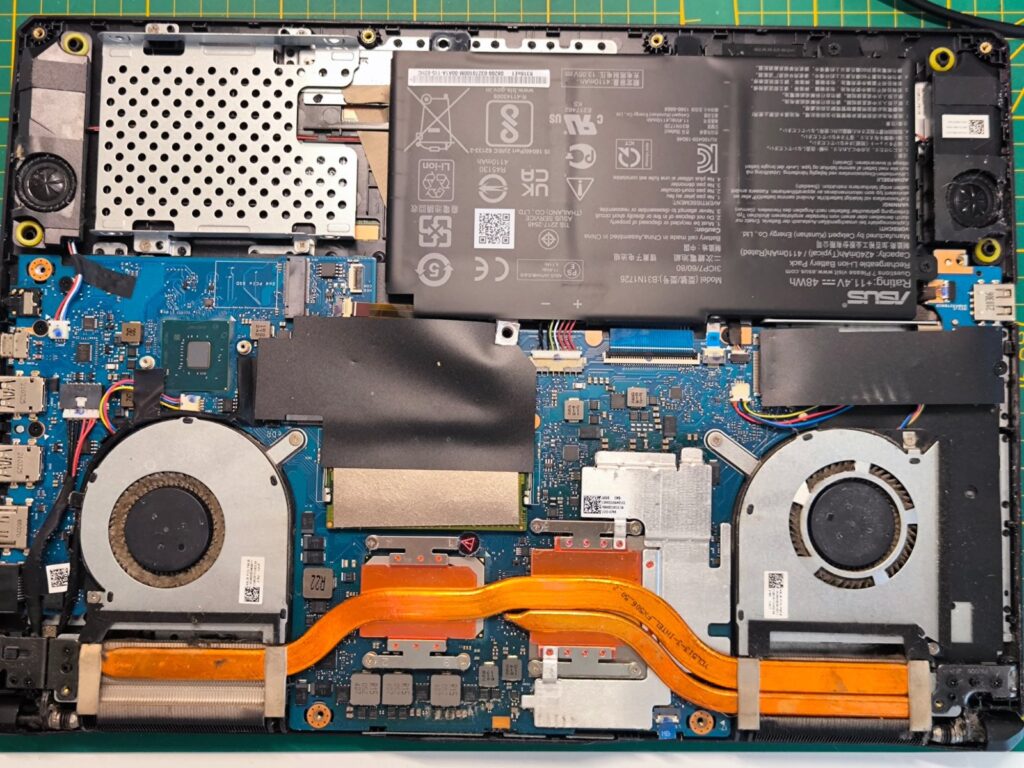 ASUS TUF F15 po otvorení – zanesený chladiaci systém