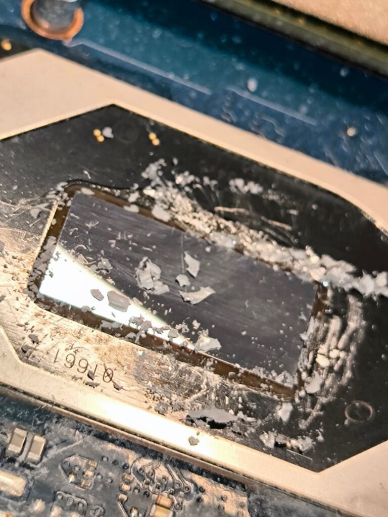 Detail vyschnutej pasty na čipe