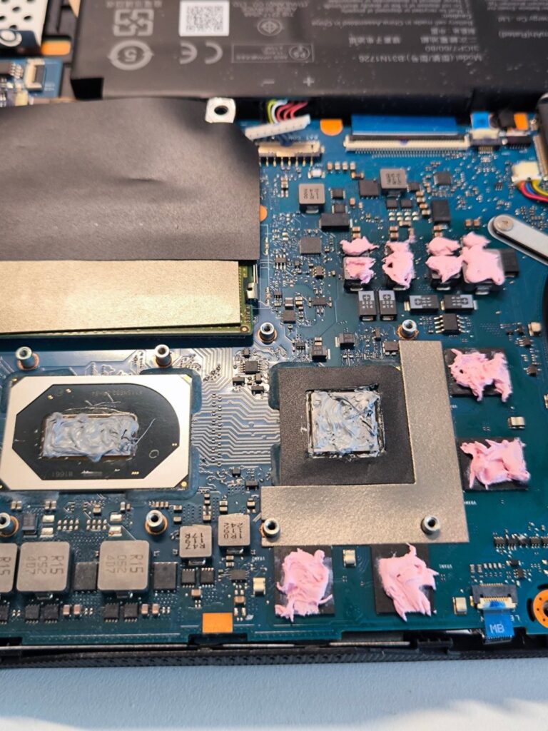 ASUS TUF Gaming F15 – výpadky Wi-Fi a prehrievanie, kompletné čistenie a nová pasta 10 Nová pasta a thermal putty na CPU a GPU