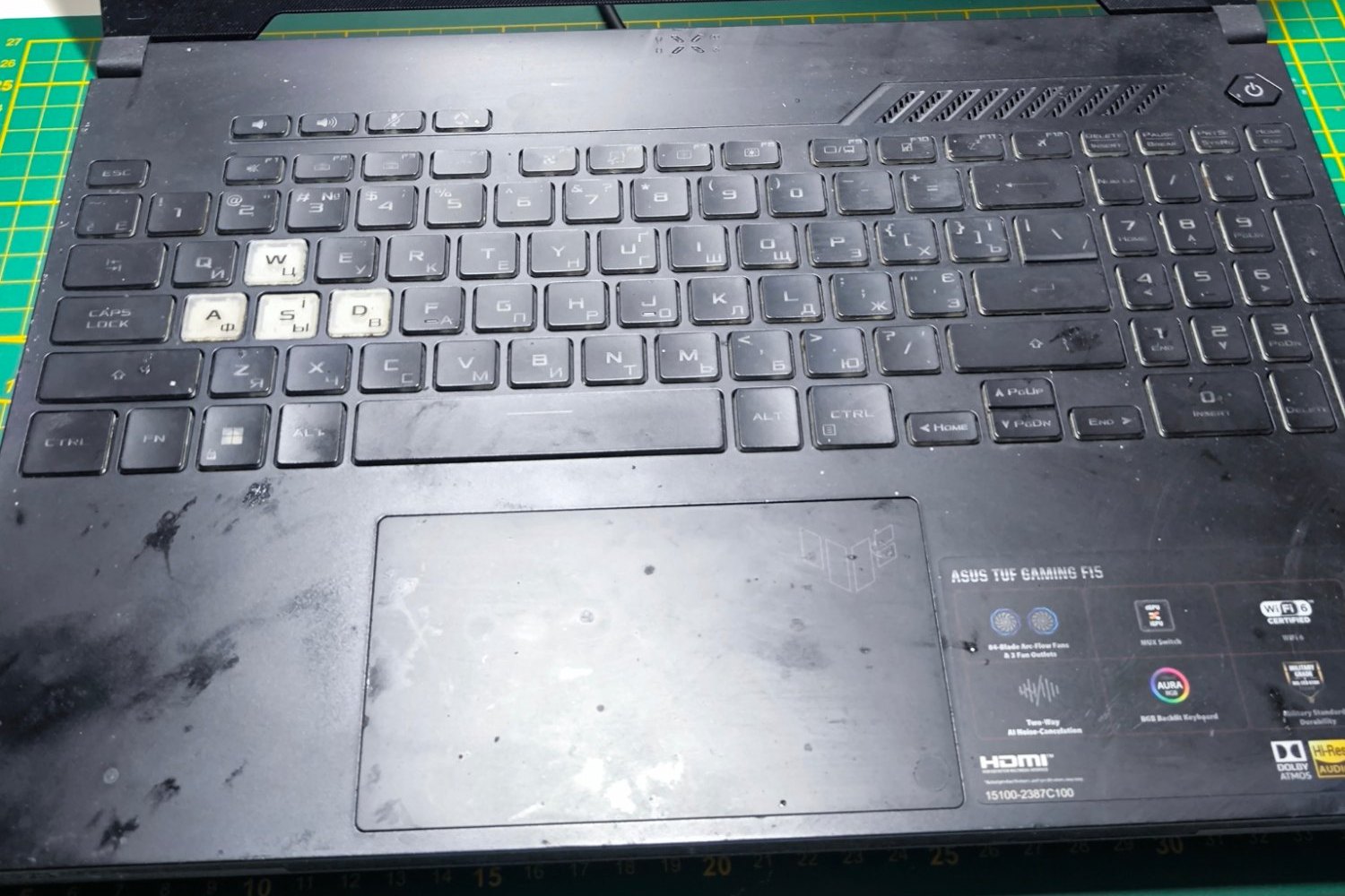 Výmena palmrestu a klávesnice – Asus TUF Gaming F15, Košice 2 Asus TUF Gaming F15 pred opravou – opotrebovaný palmrest a klávesnica