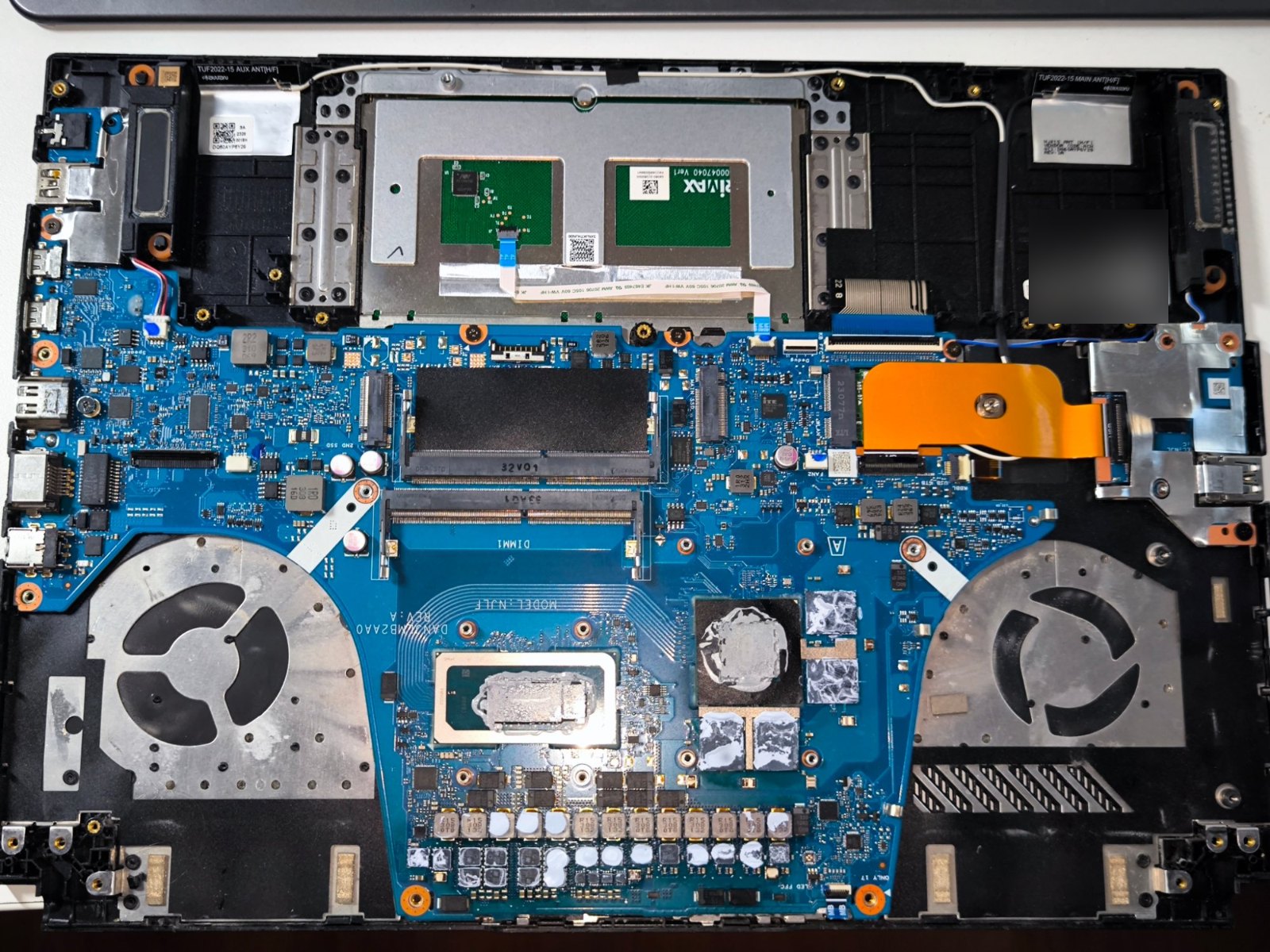 Výmena palmrestu a klávesnice – Asus TUF Gaming F15, Košice 4 Asus TUF Gaming – rozobratý notebook, základná doska