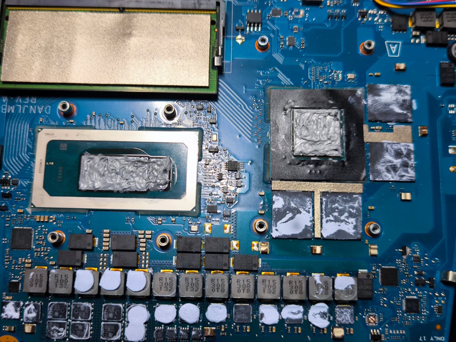Výmena palmrestu a klávesnice – Asus TUF Gaming F15, Košice 5 Asus TUF Gaming – stará pasta a tmel na čipoch