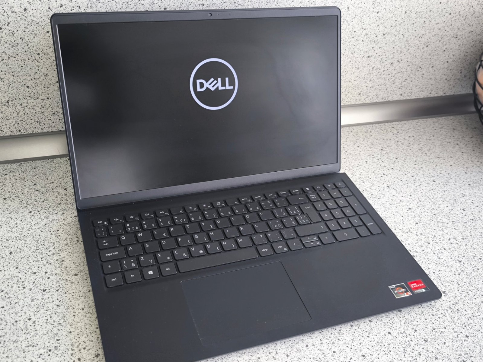 Dell Vostro 15 3515 po oprave pántov – hotové