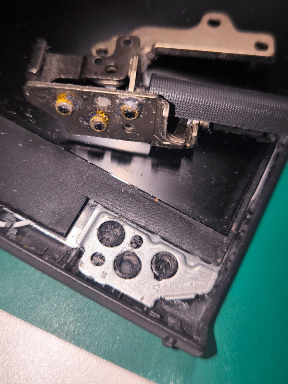 Dell Vostro 3515 – zlomené a vytrhnuté úchyty pántov