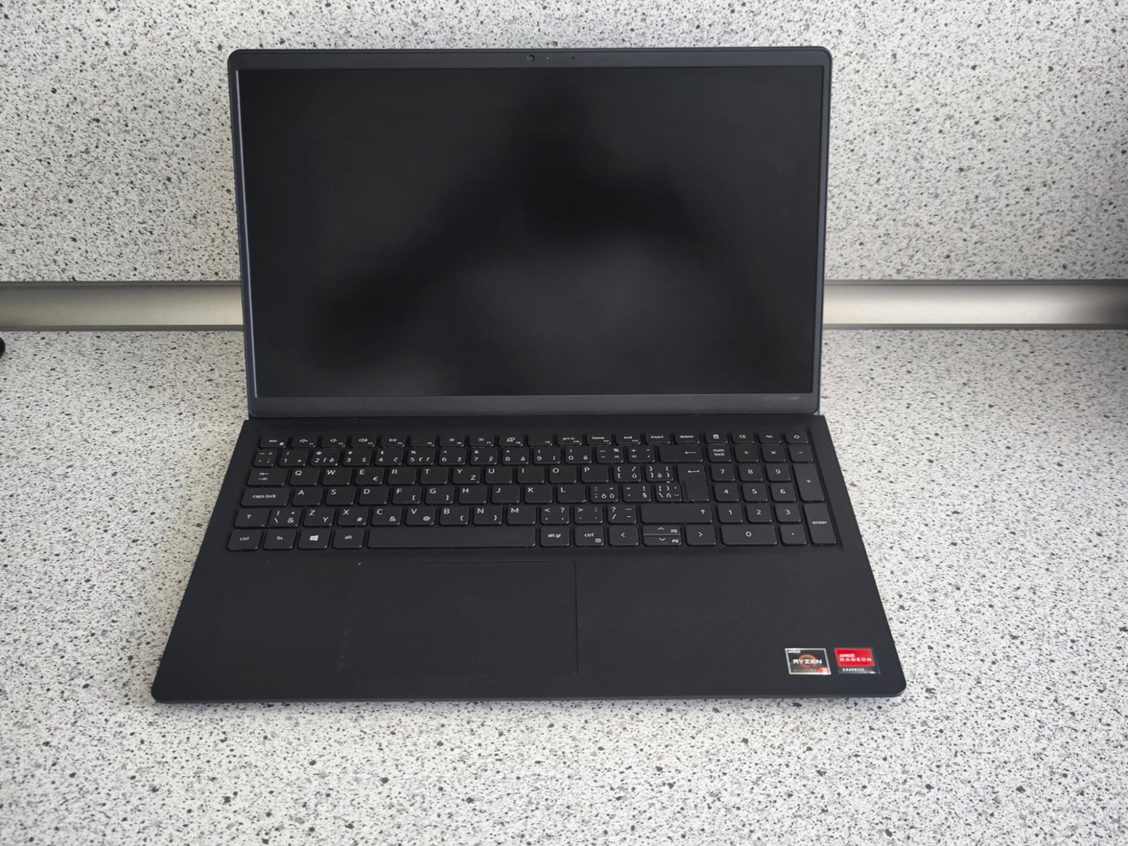 Dell Vostro 3515 – opravené pánty, displej drží