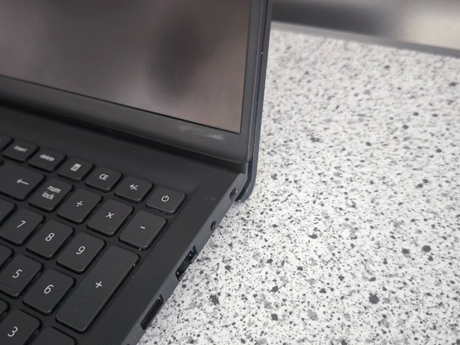 Dell Vostro 3515 – vyčistené vonkajšie plasty