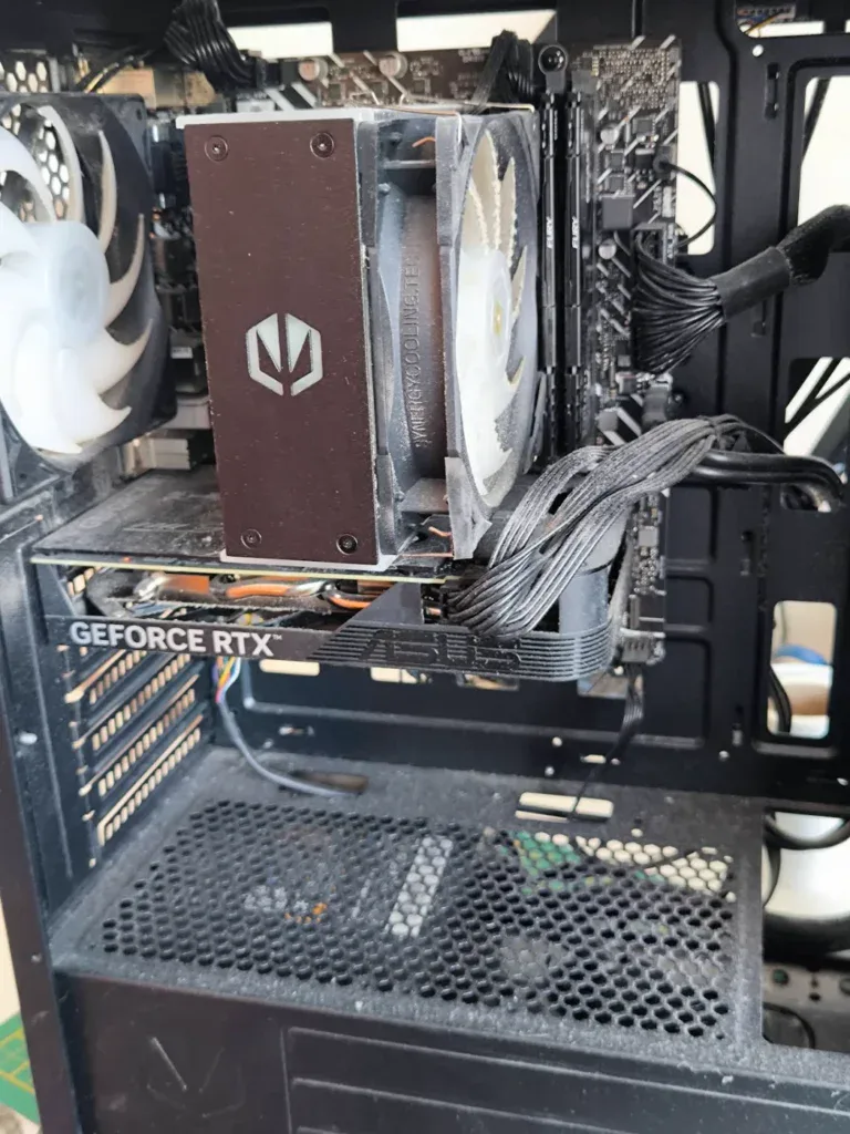 Herné PC s RTX 4060 pred čistením – zanesené chladenie