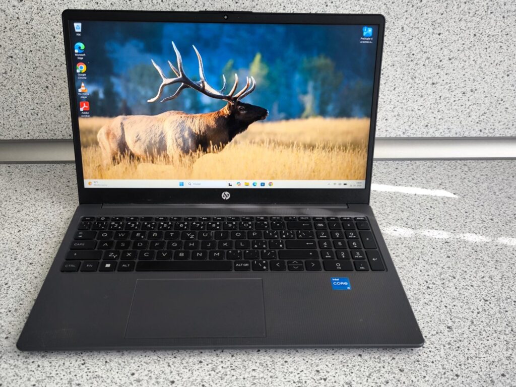 Výmena displeja notebooku HP 250 G10, čistenie a nový Windows, Košice 2 HP 250 G10 po výmene displeja – notebook funguje