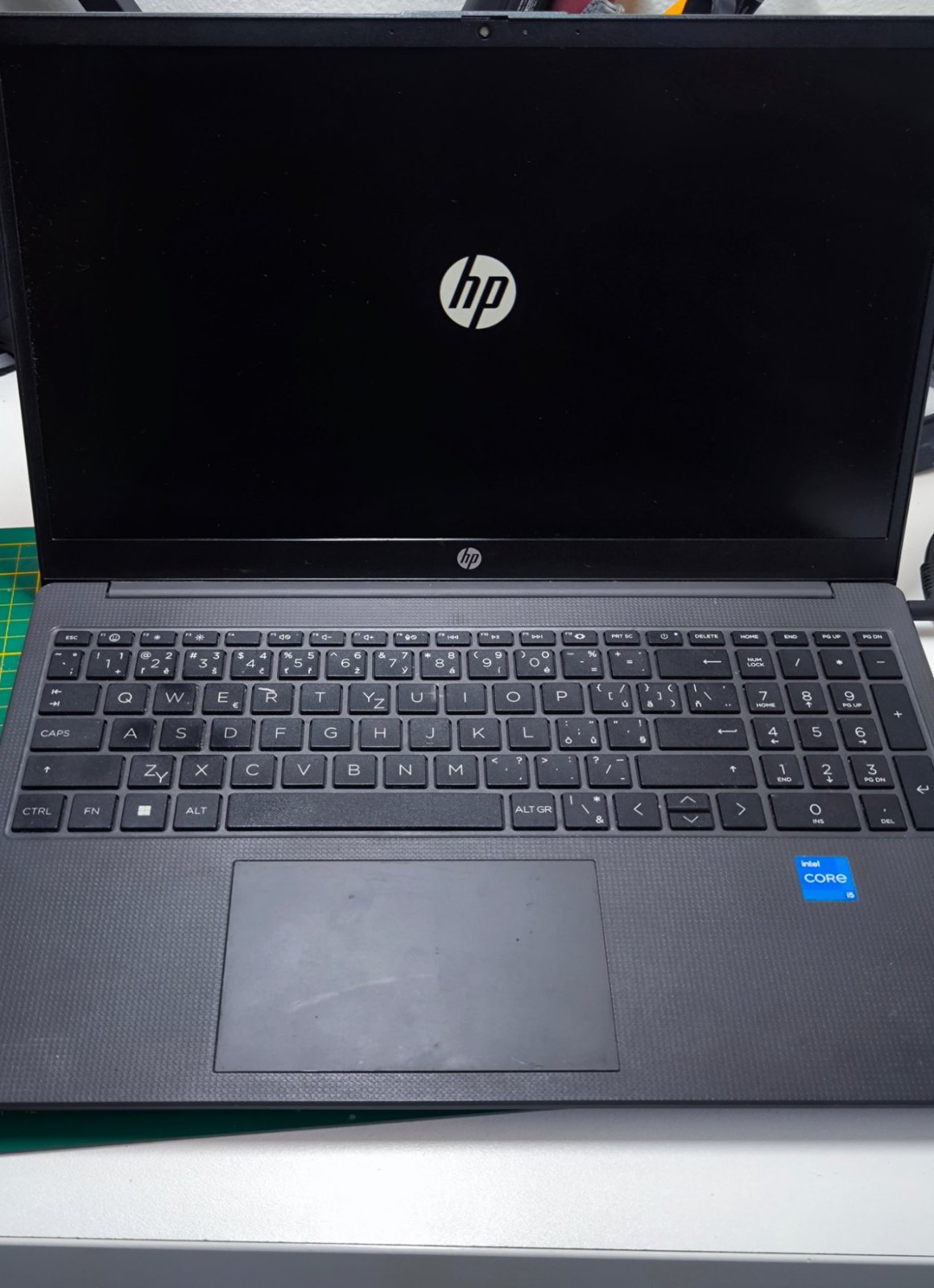 Výmena displeja notebooku HP 250 G10, čistenie a nový Windows, Košice 2 HP 250 G10 pred opravou – rozbitý displej