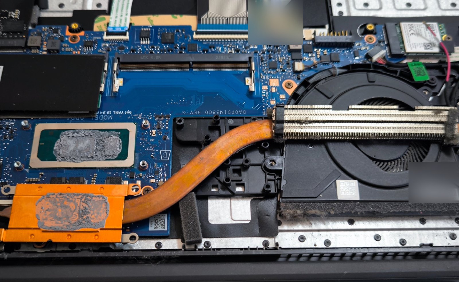 Výmena displeja notebooku HP 250 G10, čistenie a nový Windows, Košice 3 HP 250 G10 – stará vyschnutá pasta na procesore a chladiči