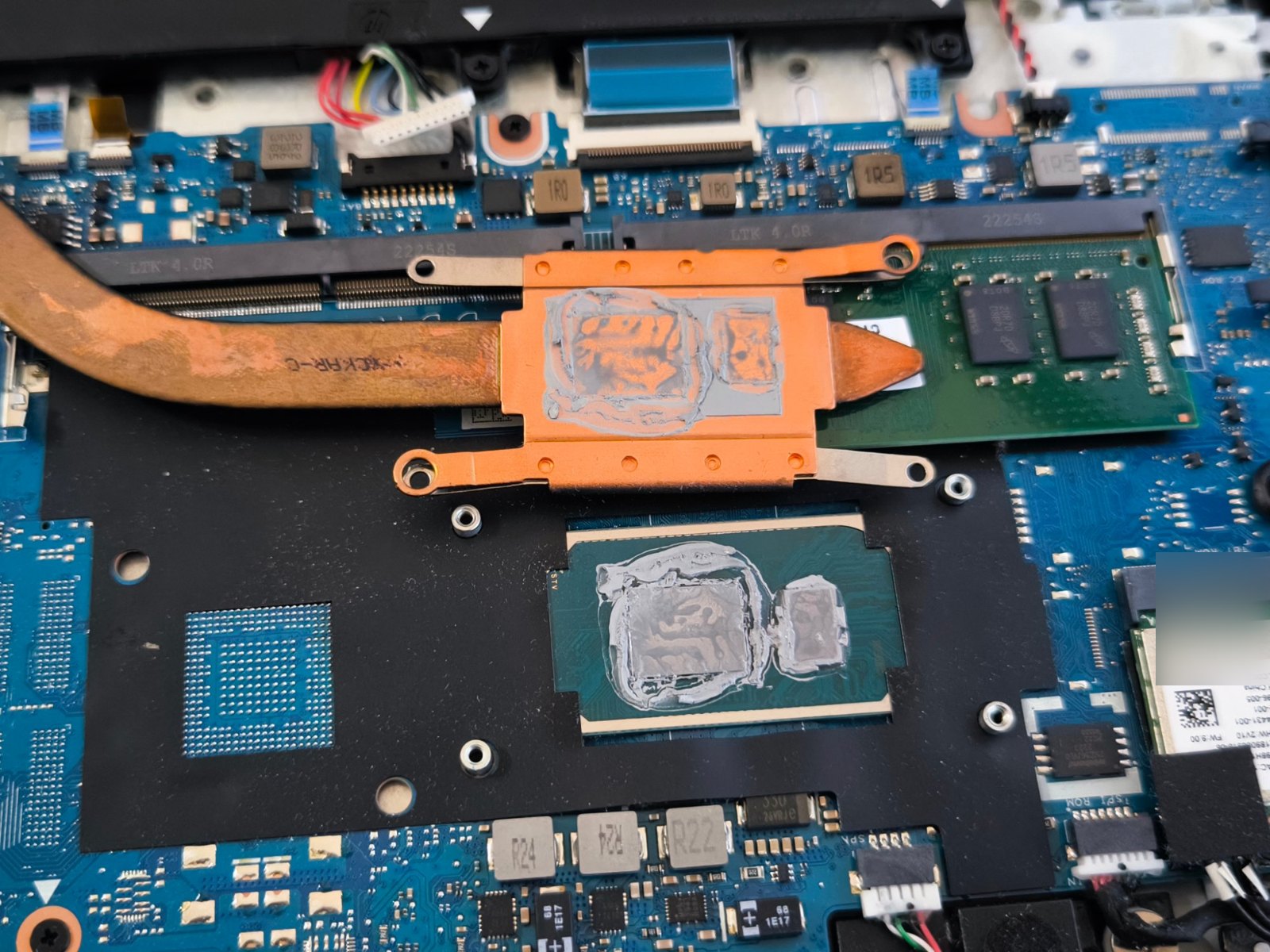 Notebook HP 450 G8 nenabehol – SSD odišiel kvôli prehrievaniu, nový disk a Windows 11, Košice 4 HP 450 G8 – takmer žiadna pasta na procesore, vytlačená mimo jadra