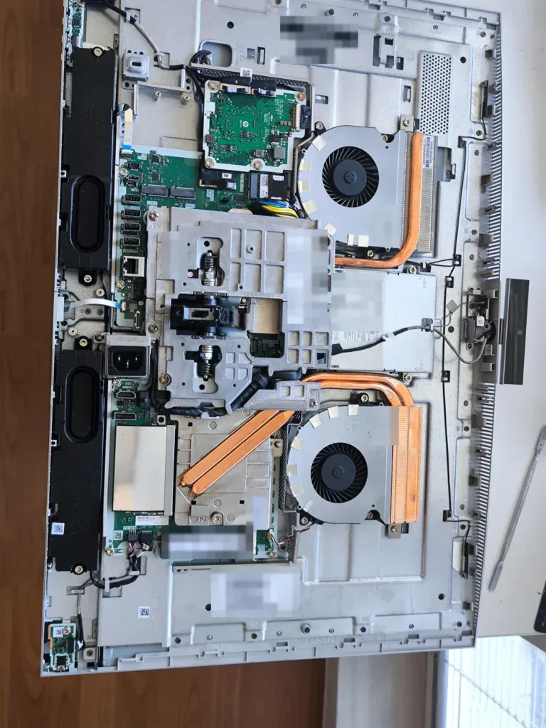 Rozobratý HP All-in-One G9 v dielni – vnútro počítača