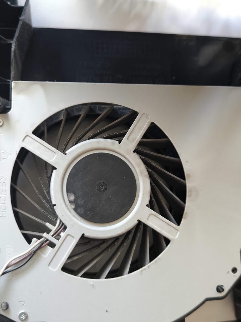 Ventilátor PS4 Pro pri čistení konzoly