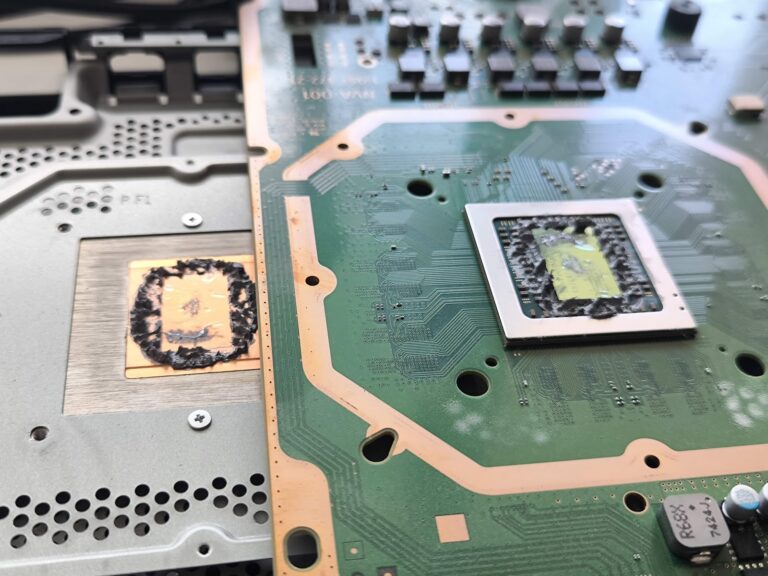Vyschnutá pasta na čipe PS4 Pro pred prepastovaním