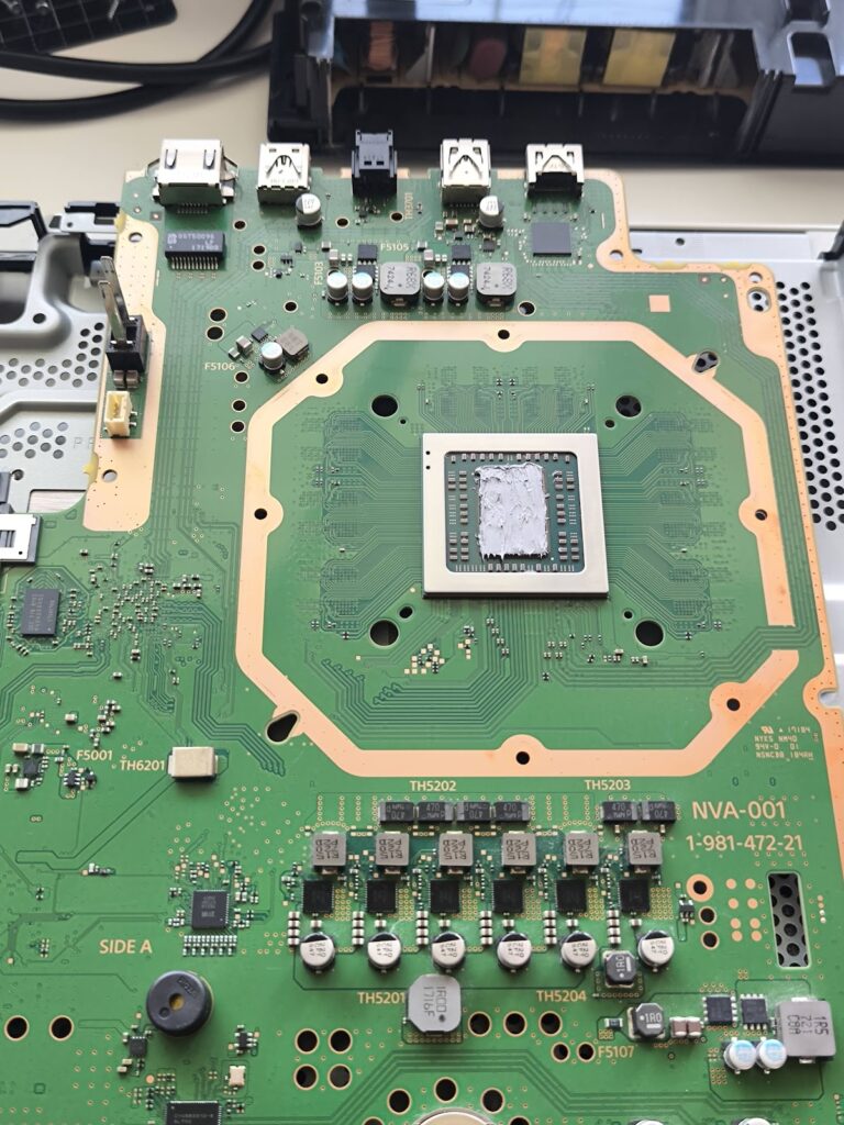 Prepastovanie PS4 Pro – čip s novou pastou