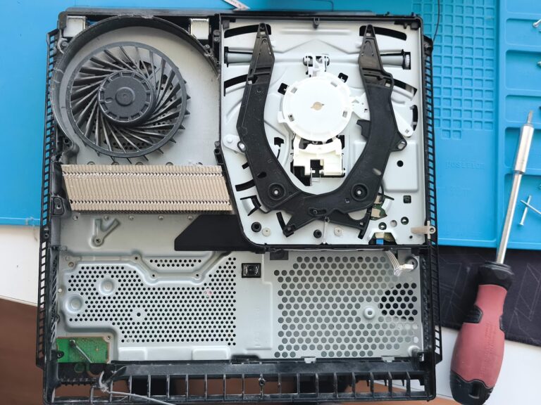 Čistenie PS4 Slim Košice – rozobratá konzola, ventilátor a chladič