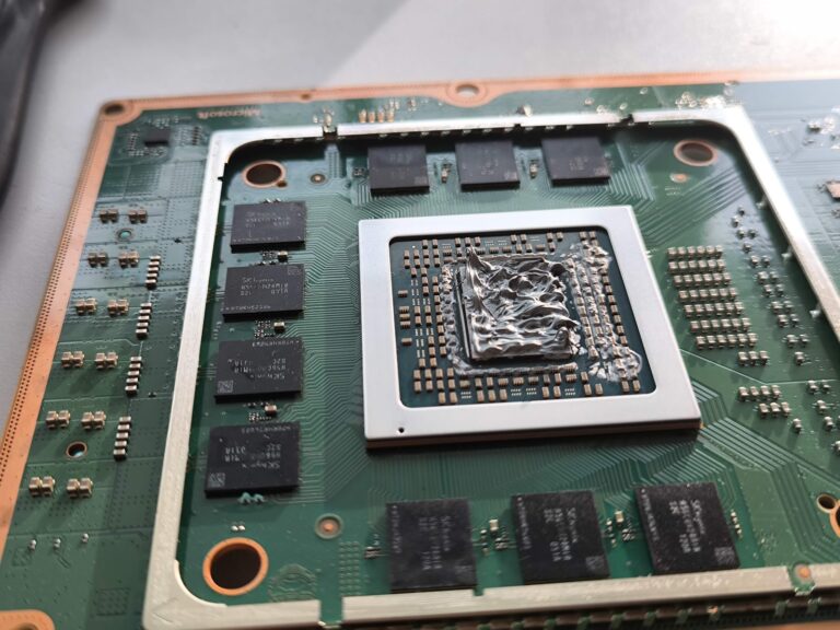Prepastovanie Xbox Series X – nanesená nová pasta pred uhladením