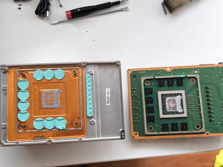 Stará pasta na chladiči a čipe Xbox Series X pred čistením