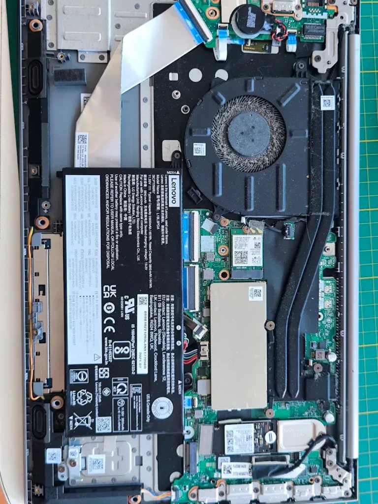 Lenovo ThinkBook – výmena displeja a vyčistenie chladenia v IT SERVIS Košice