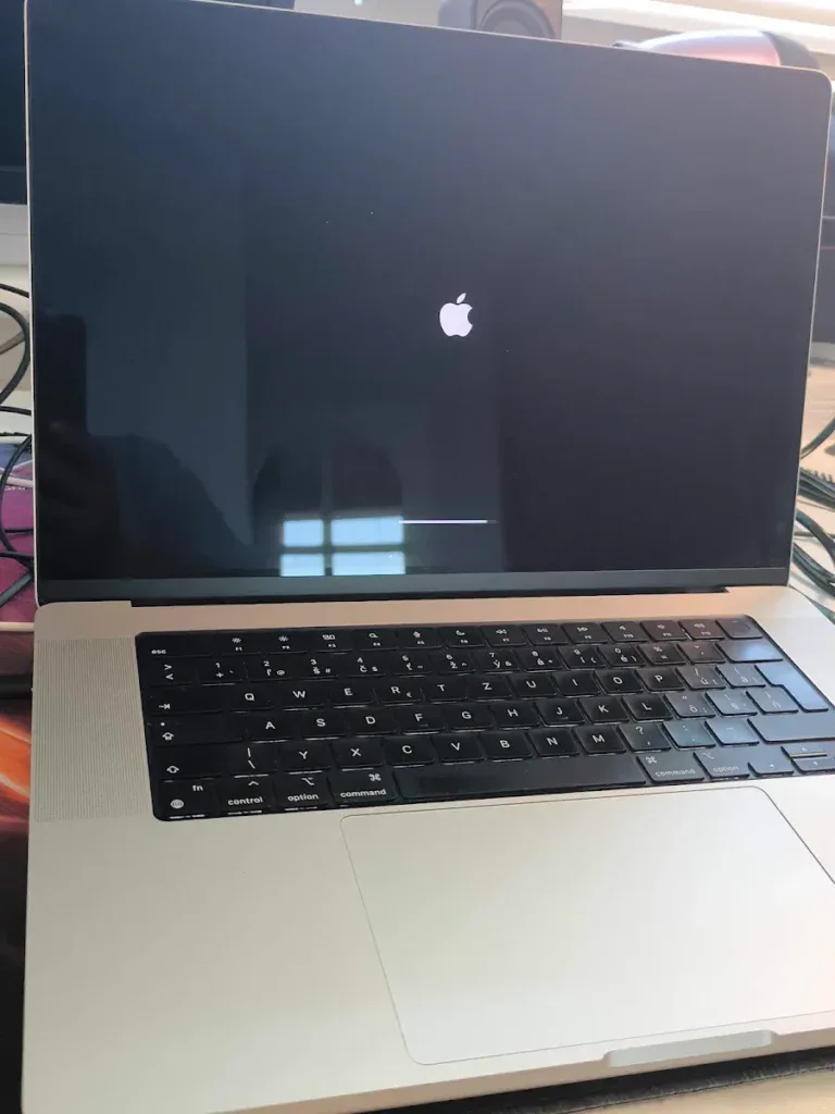 MacBook Pro 2022 po zaliatí vodou – opäť funkčný