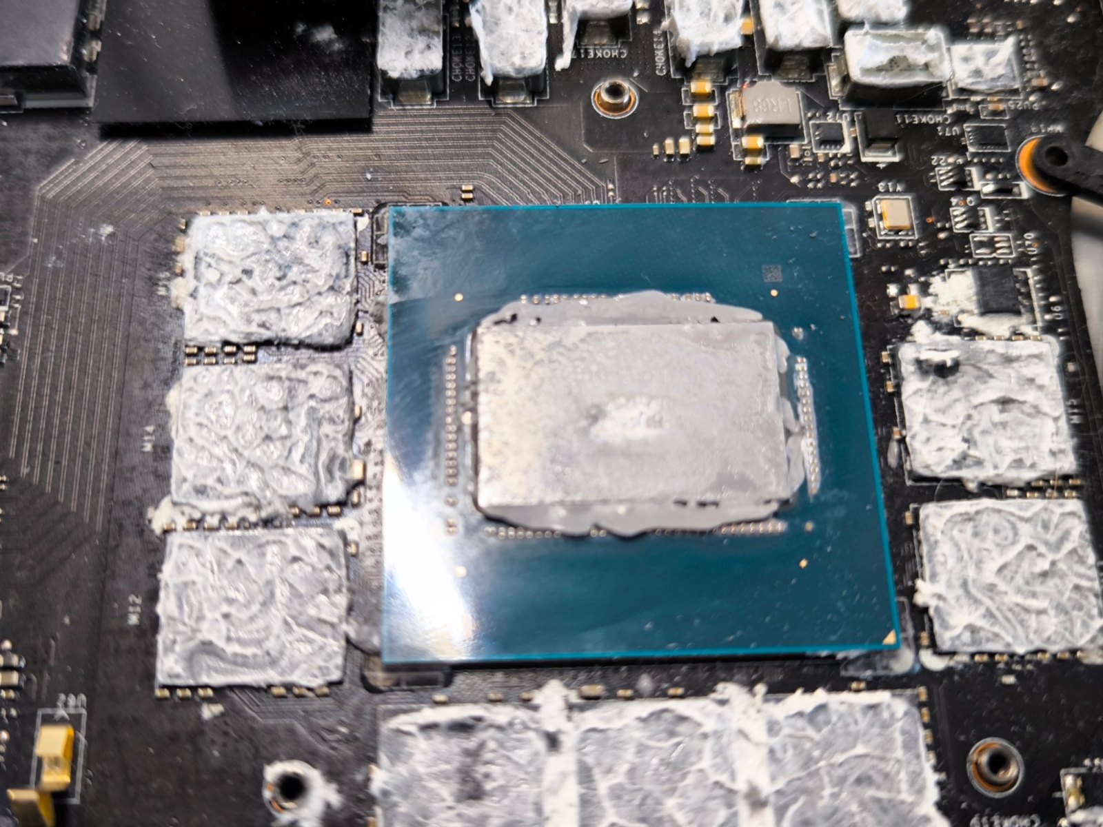 MSI 17 HX – vyschnutá pasta a tmel na GPU