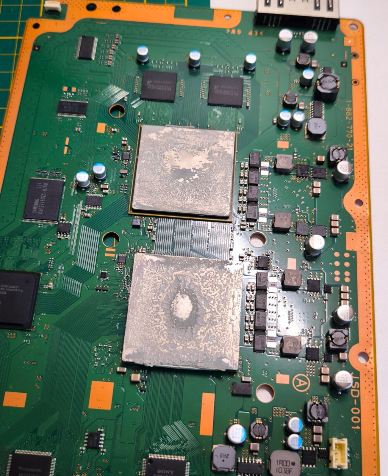 Oprava PS3 – prehrievanie a vypínanie, čistenie a nová pasta, Košice 2 PS3 základná doska – starý vyschnutý teplovodivý materiál na čipoch