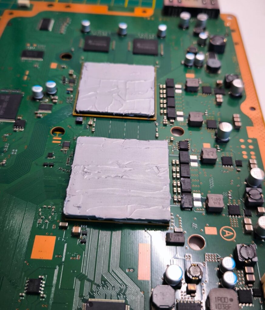 Oprava PS3 – prehrievanie a vypínanie, čistenie a nová pasta, Košice 7 PS3 – nová teplovodivá pasta na CPU a RSX