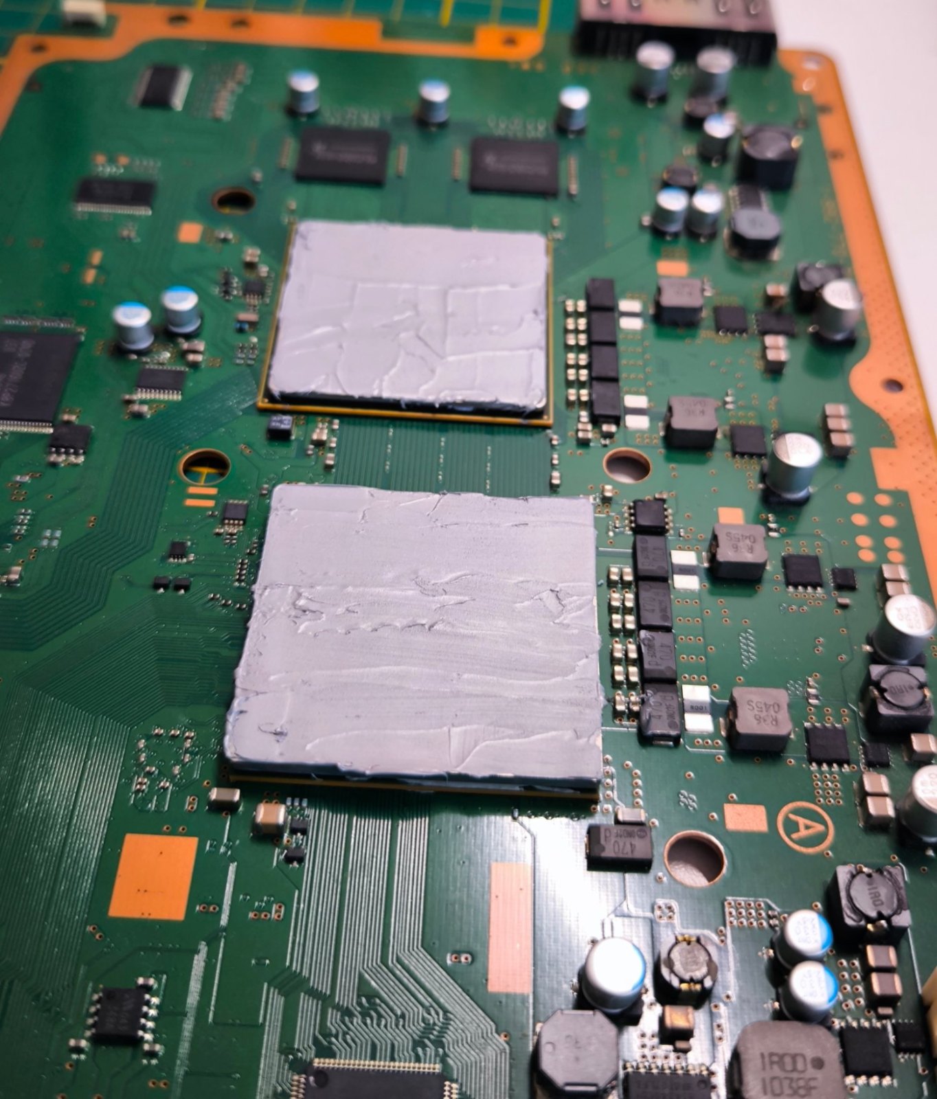 Oprava PS3 – prehrievanie a vypínanie, čistenie a nová pasta, Košice 1 PS3 – nová teplovodivá pasta na CPU a RSX