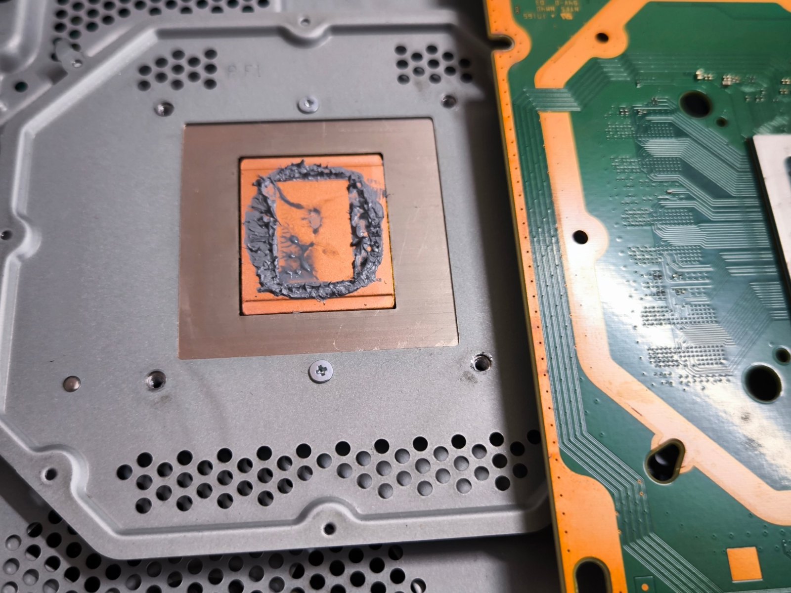 PS4 Pro sa prehrievala a vypínala – čistenie, nová pasta a termálne podložky, Košice 3 PS4 Pro – stará pasta na chladiči
