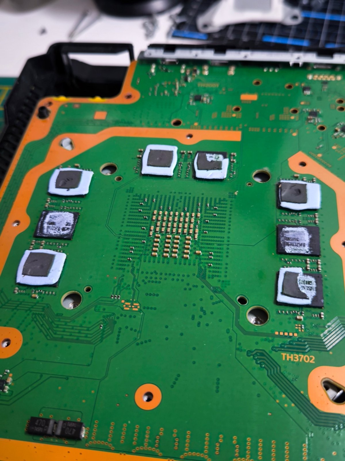PS4 Pro sa prehrievala a vypínala – čistenie, nová pasta a termálne podložky, Košice 4 PS4 Pro – staré termálne podložky na pamätiach