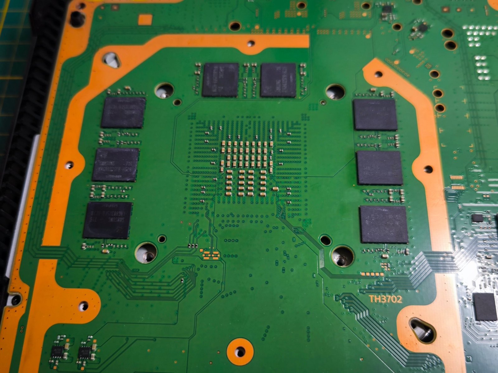 PS4 Pro sa prehrievala a vypínala – čistenie, nová pasta a termálne podložky, Košice 5 PS4 Pro – doska po očistení