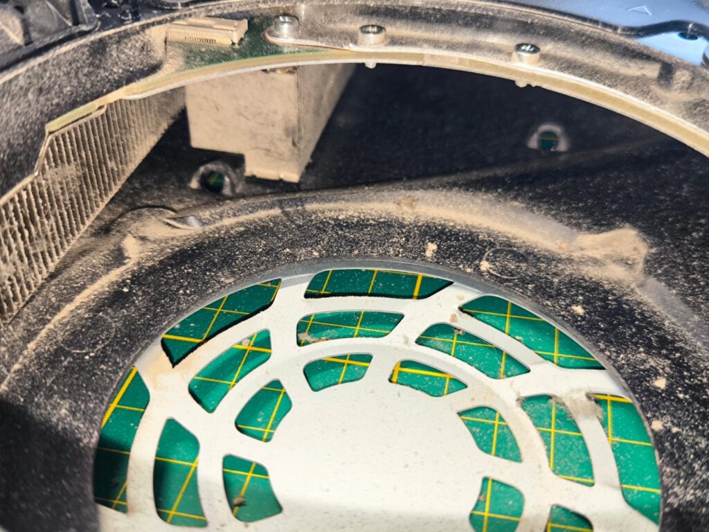 Prach v nasávaní ventilátora PS5