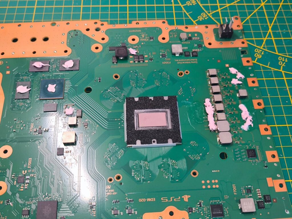 PS5 – nový PTM na čipe a nové thermal putty na doske