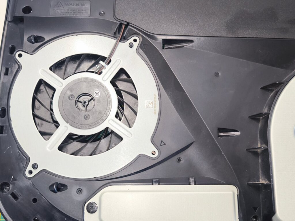 Vyčistený ventilátor PS5 po čistení