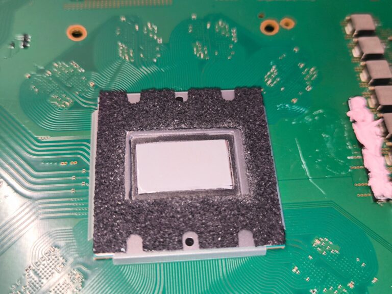 Výmena tekutého kovu za PTM na PS5 – nový PTM Thermal Grizzly na čipe