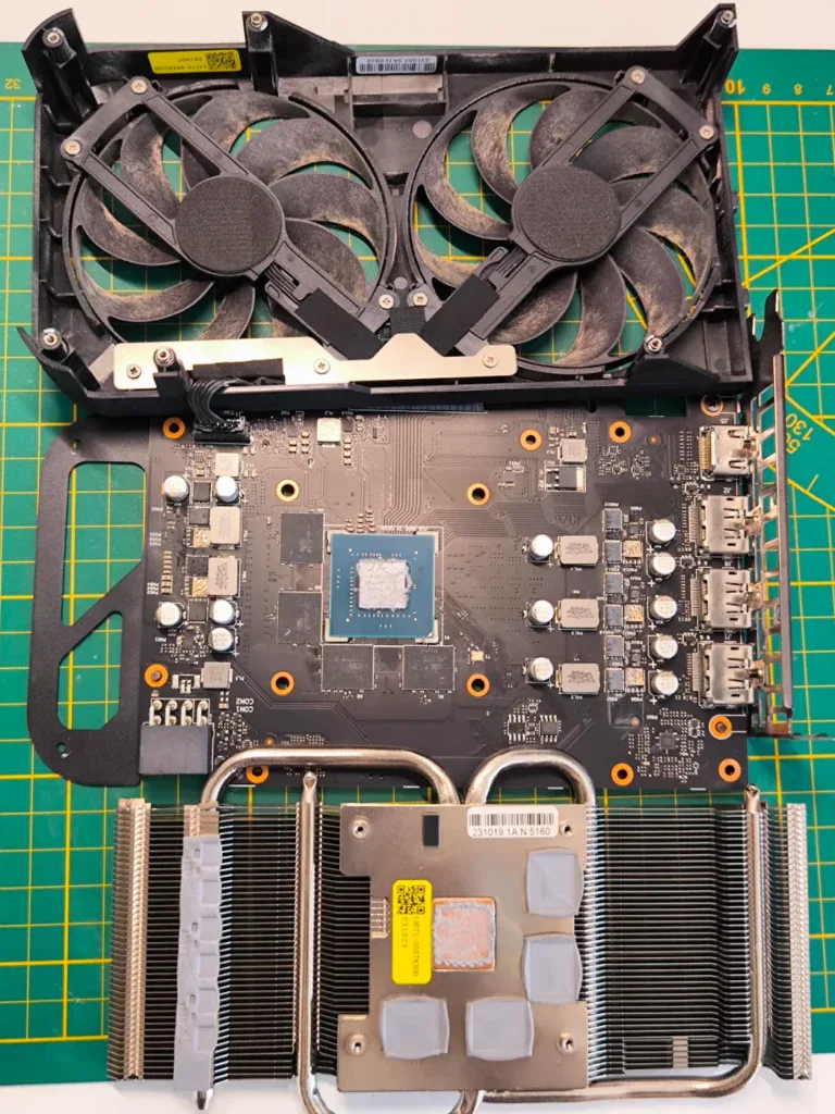 Rozobratá grafická karta ASUS RTX 4060 – zanesené ventilátory