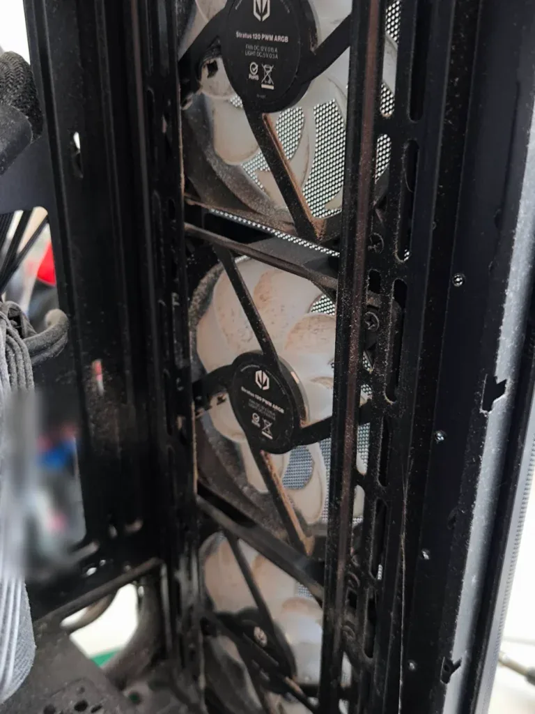 Zanesené ventilátory PC skrine pred čistením
