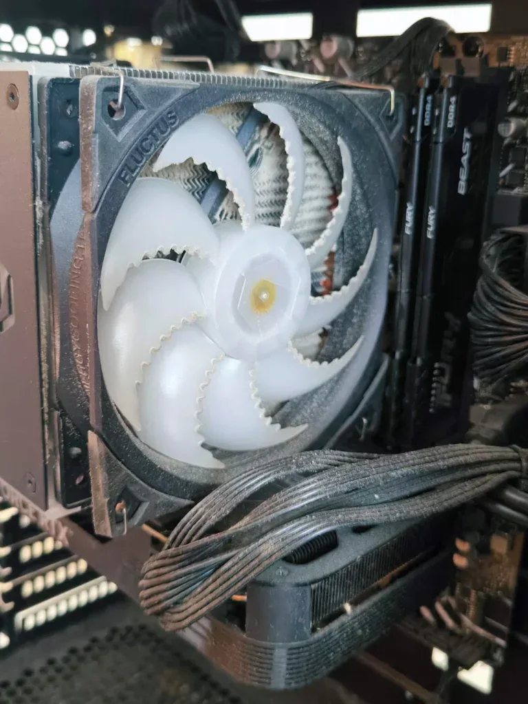 Zanesený chladič procesora v hernom PC