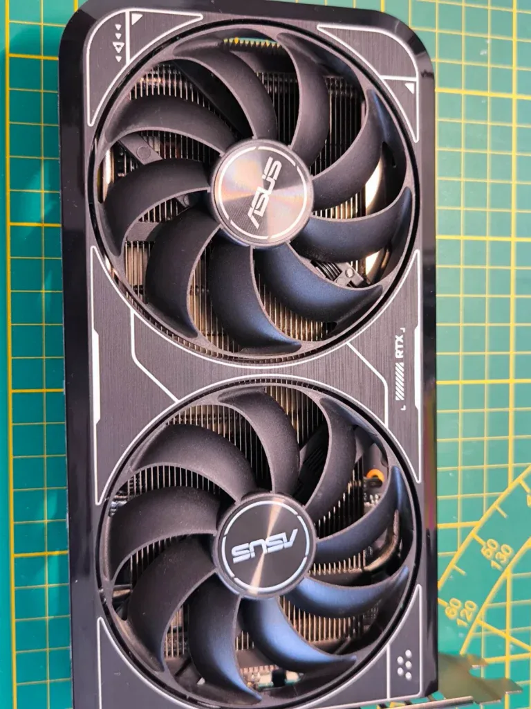 Zložená grafická karta ASUS RTX 4060 po čistení